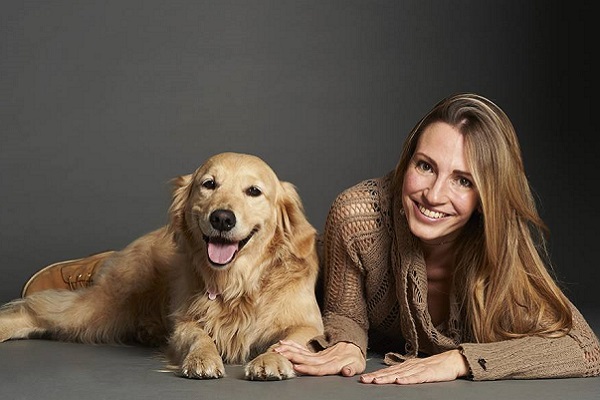 cane e ragazza sorridenti