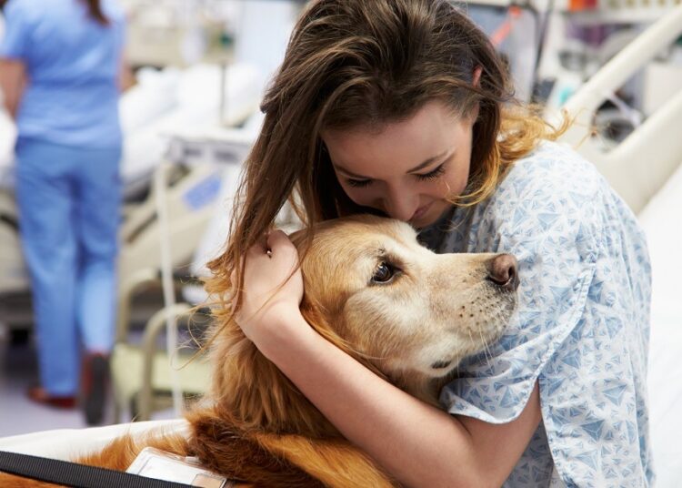 dottoressa abbraccia il cane