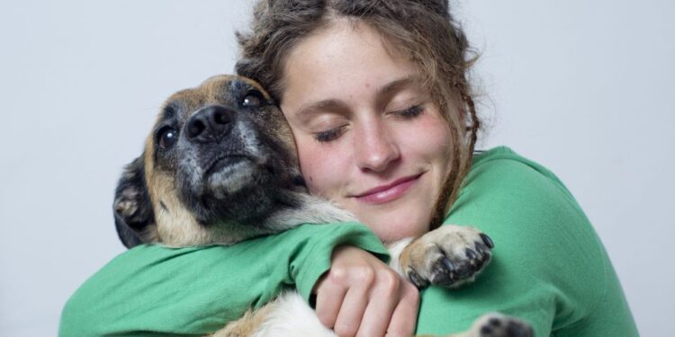 ragazza abbraccia il cane