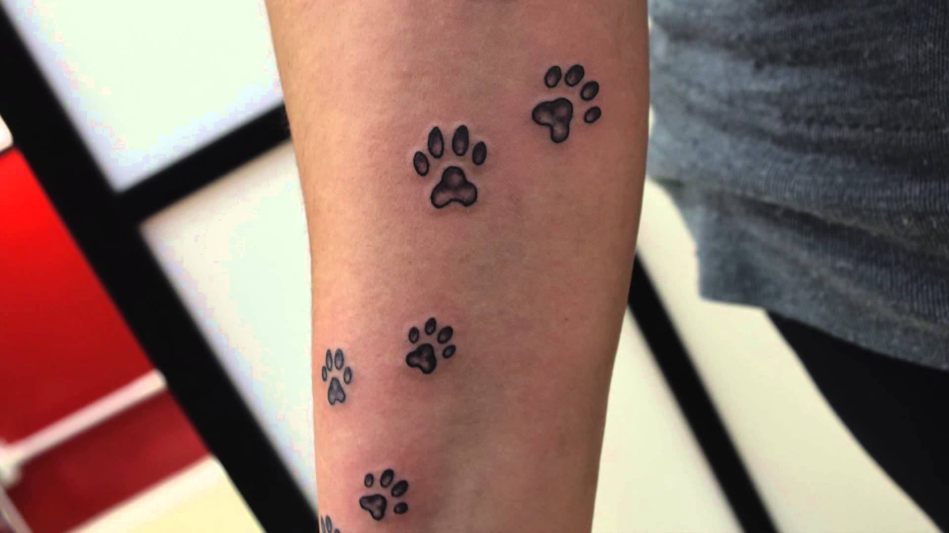 Tatuaggio con zampette del cane