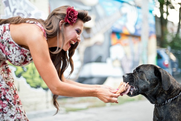 ragazza fa mangiare gelato a cane