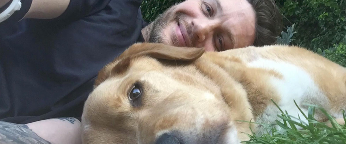 Tom Hardy scrive una lettera struggente per la morte del suo cane Woody: «Ti amo oltre ogni parola»