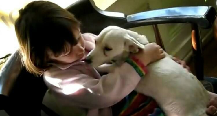 Una famiglia ha salvato una cucciola adottandola pochi minuti prima dell’eutanasia. Ma c’era qualcosa che non sapevano di lei