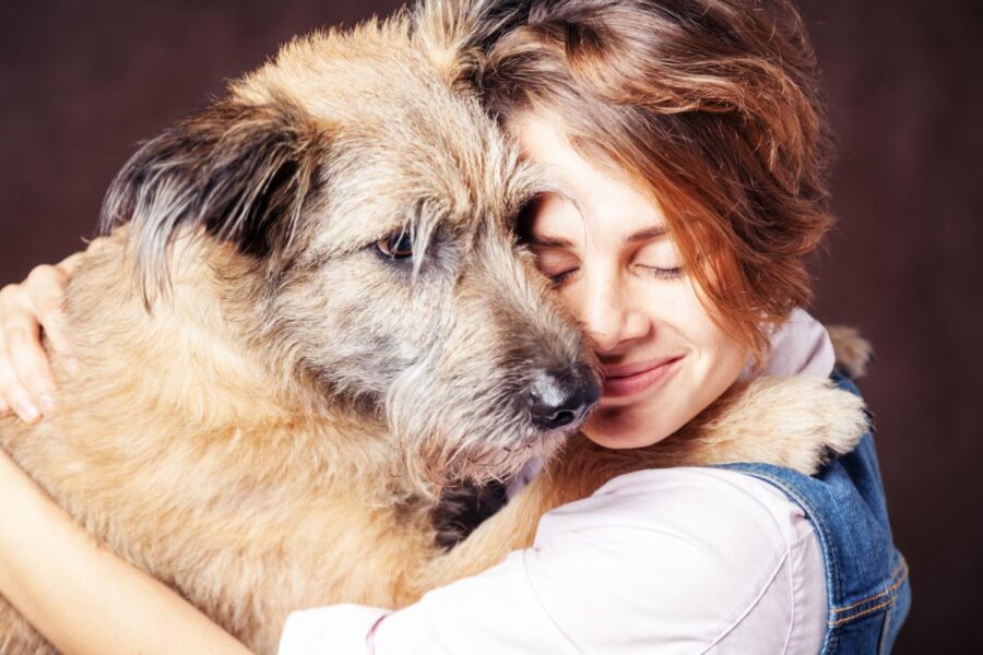 abbraccio fra cane e donna