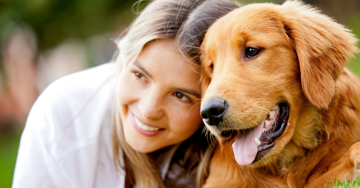 cane e ragazza che sorride