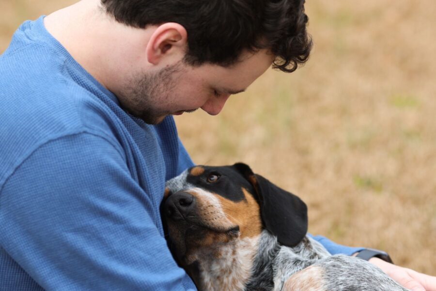 cane poggiato sul padrone