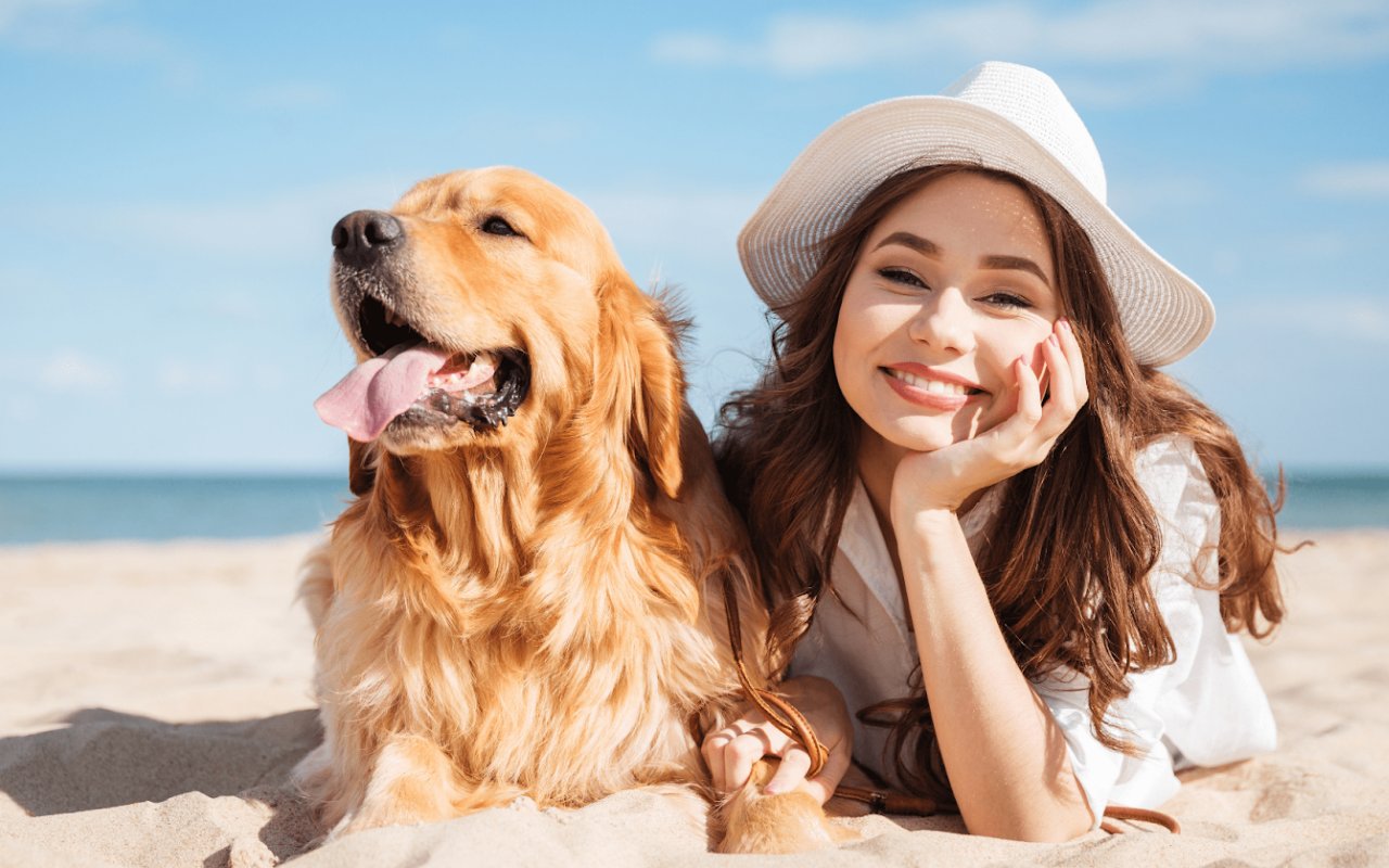 cane e ragazza in spiaggia