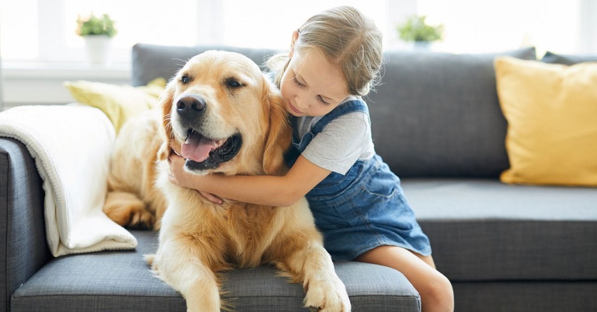 bambina abbraccia il proprio cane