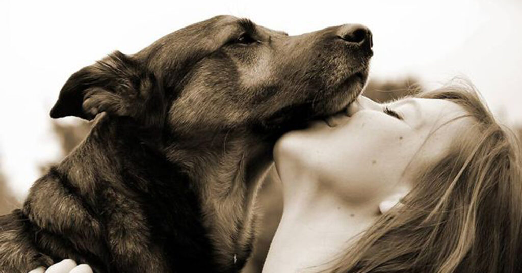 Cane baciato da una ragazza