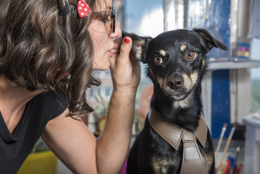 Cane che ascolta una ragazza