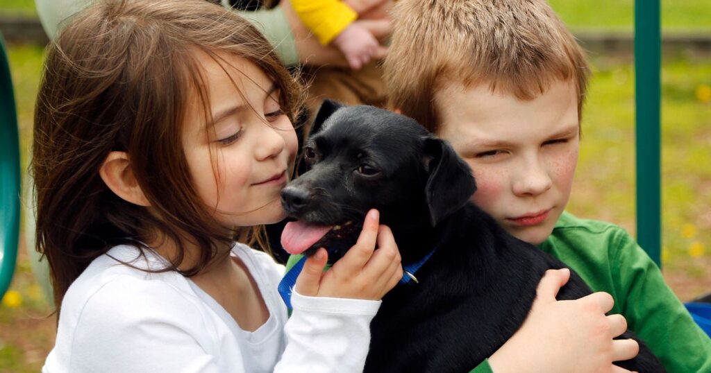 Cane insieme a due bambini