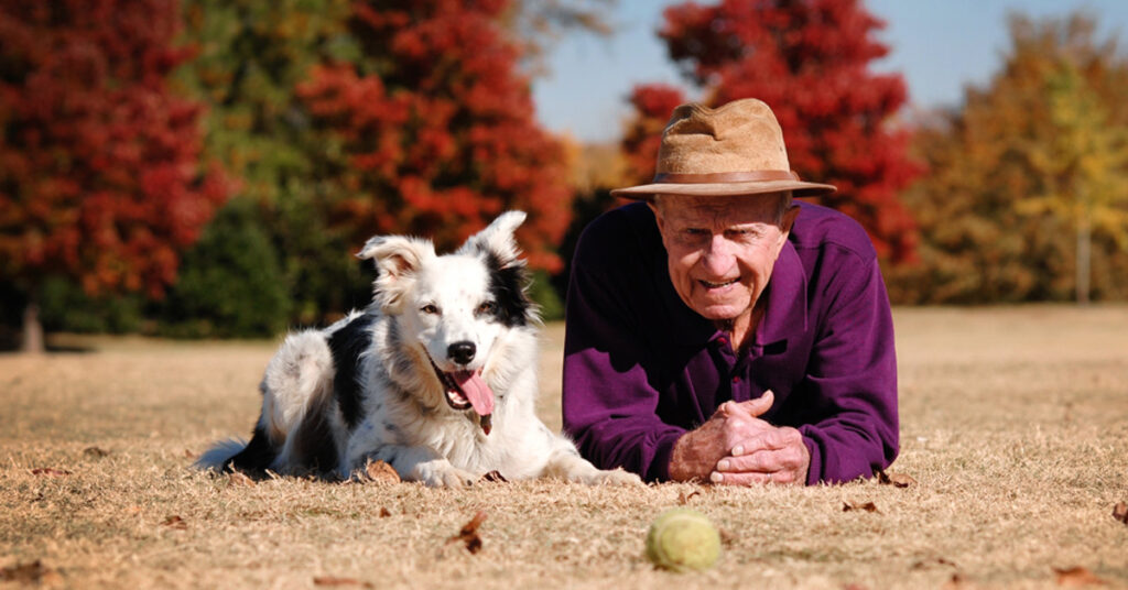 Cane sdraiato insieme ad un uomo