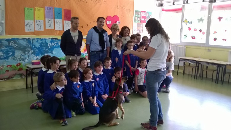 Cane tra i bambini in una classe