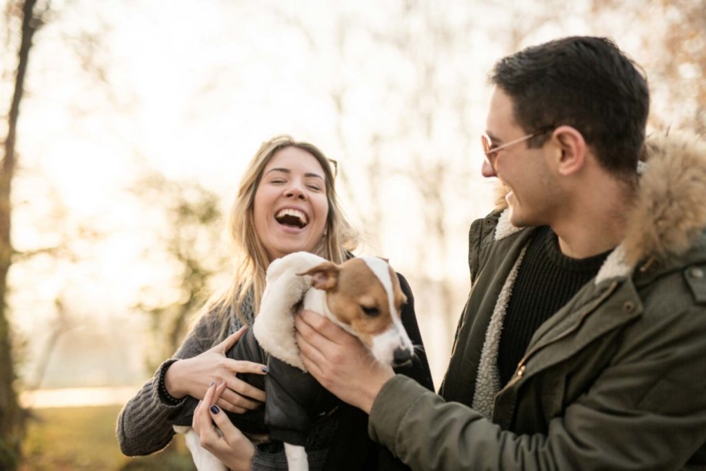 Due ragazzi felici con un cane