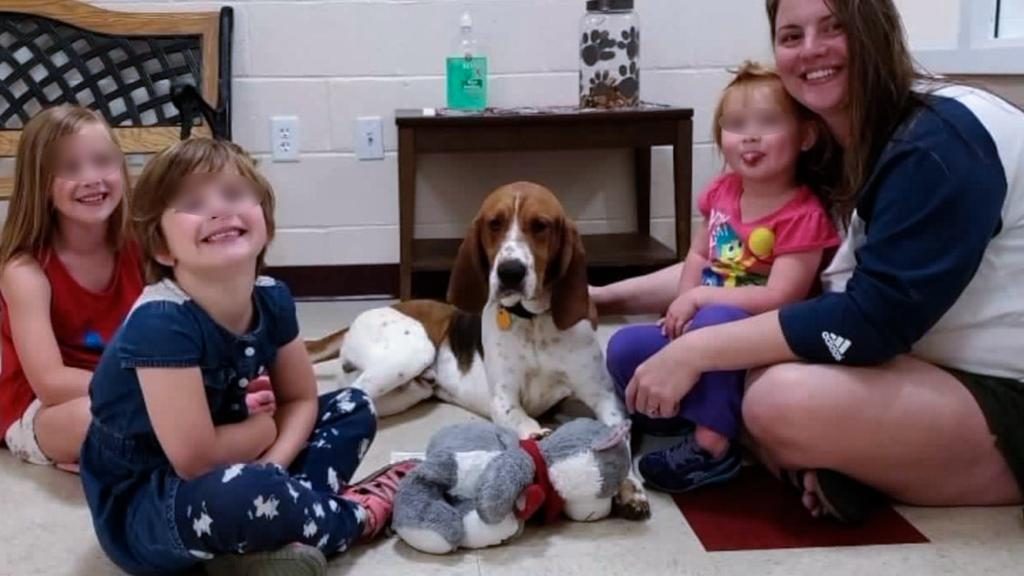 Edgar, il cane eroe insieme alla sua famiglia