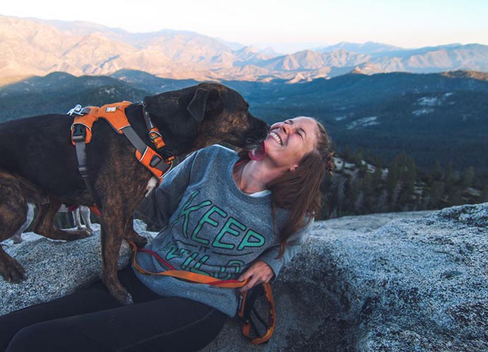 Il cane Chipper insieme alla sua padrona