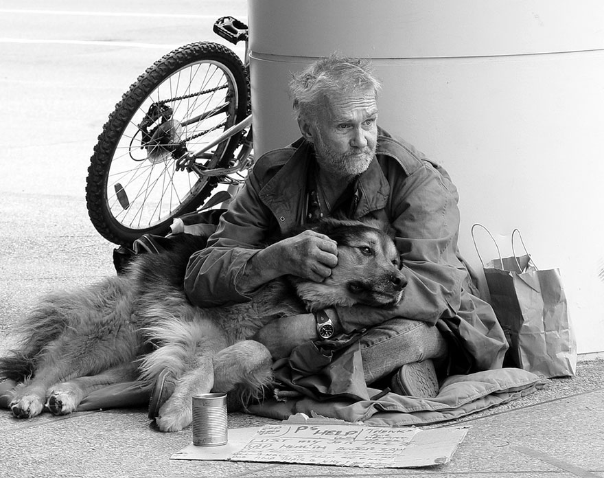 Un clochard con il suo cane