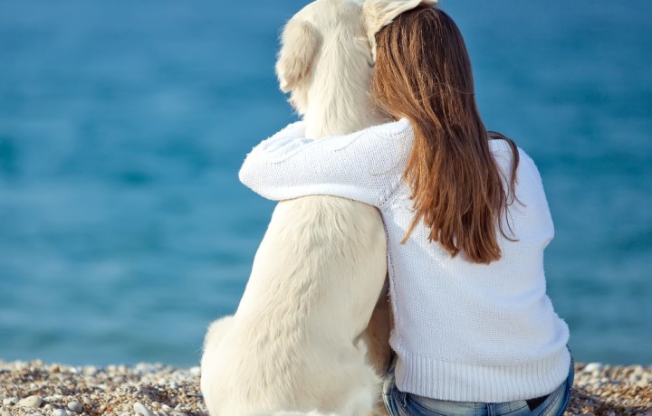 Una ragazza abbraccia il suo cane