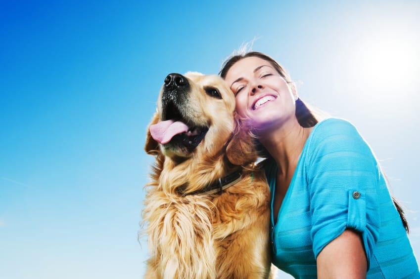 Una ragazza insieme al suo cane