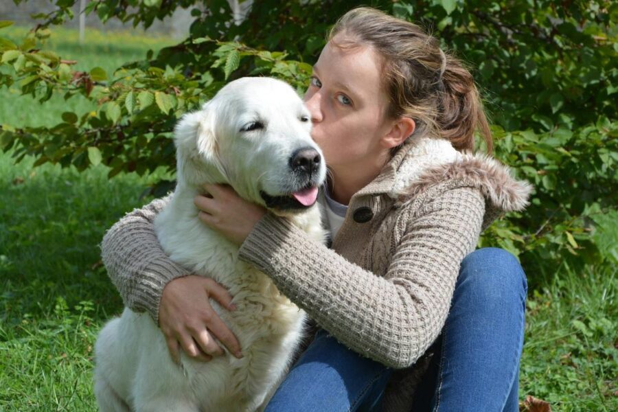 ragazza che ha deciso di adottare un cane adulto