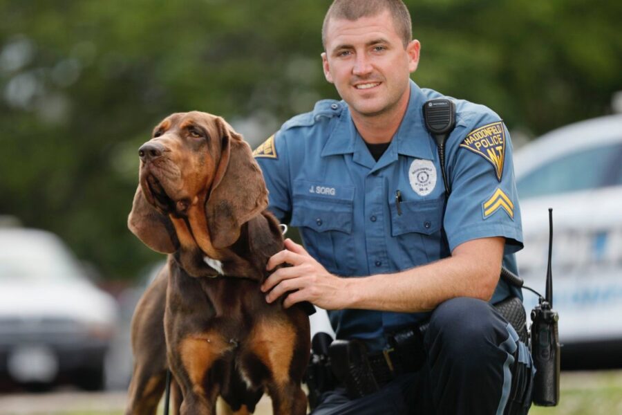cane con un poliziotto