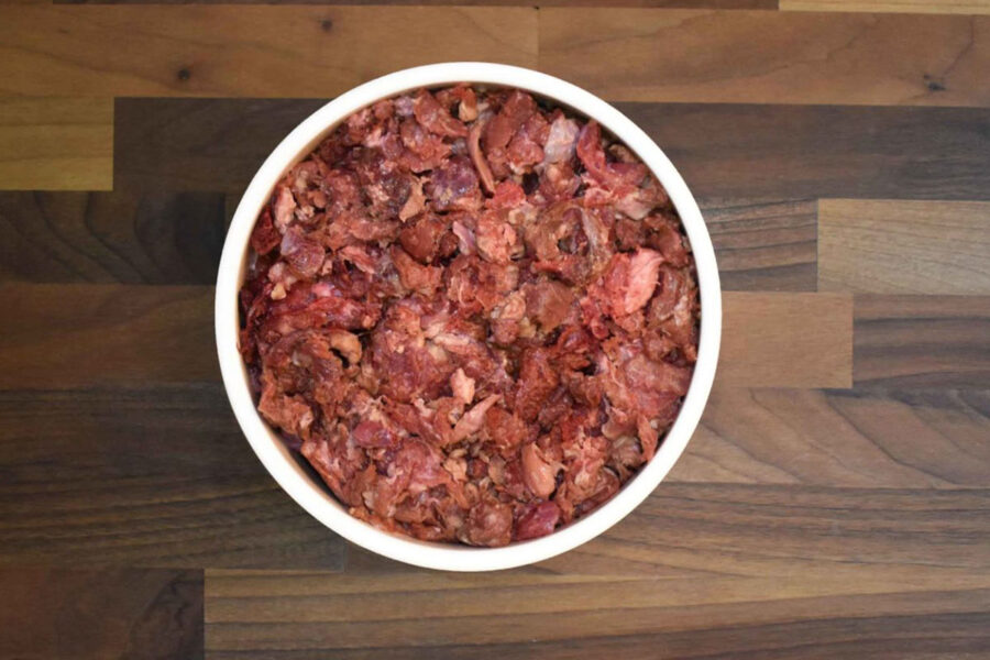 ciotola con carne cruda per il cane