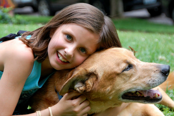 bambina che accarezza un cane