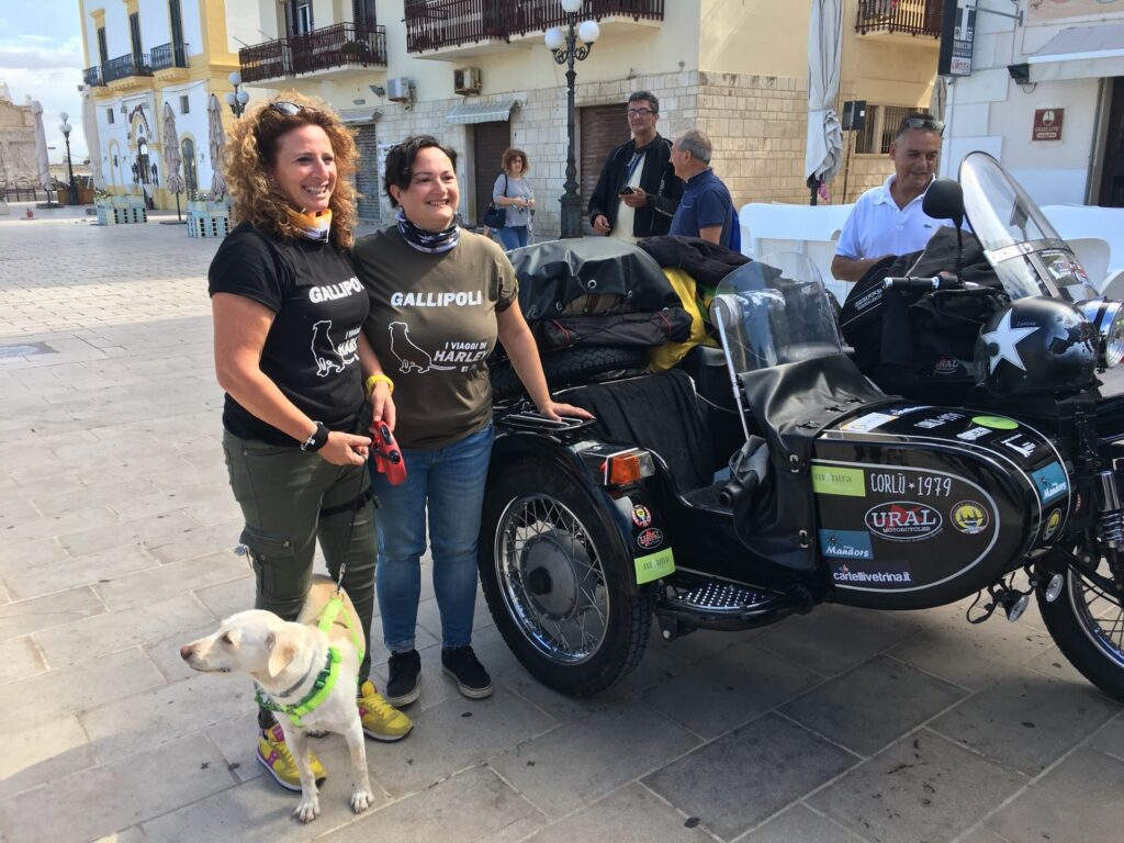 Cane con due donne