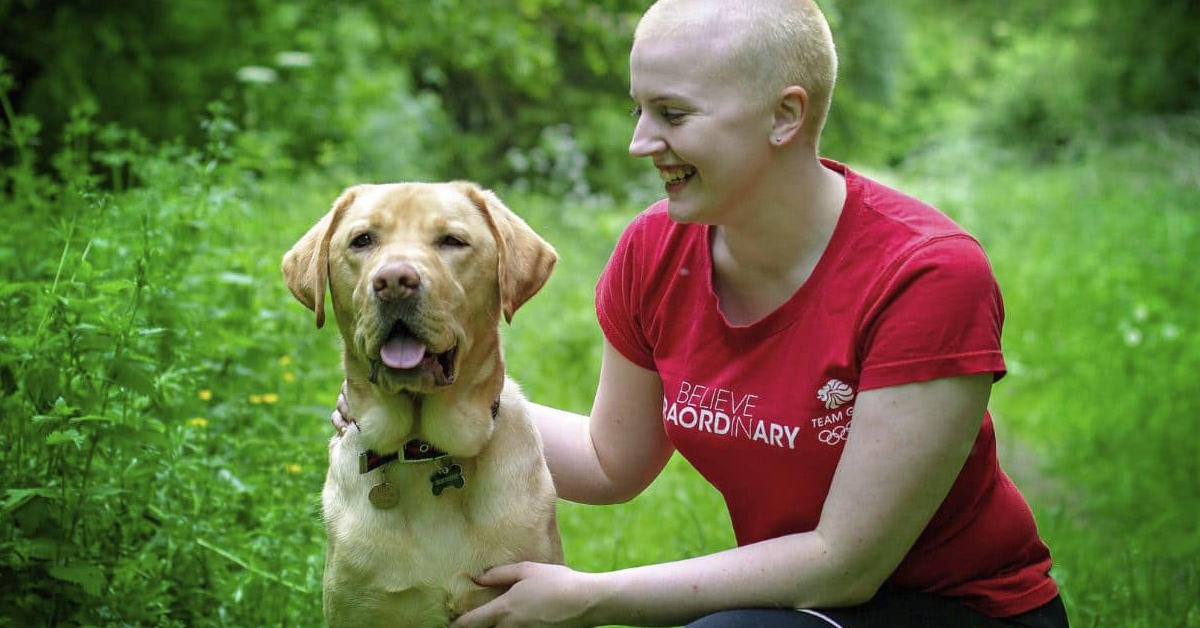 Ace, il cane che salva la proprietaria allergica persino ai suoi capelli