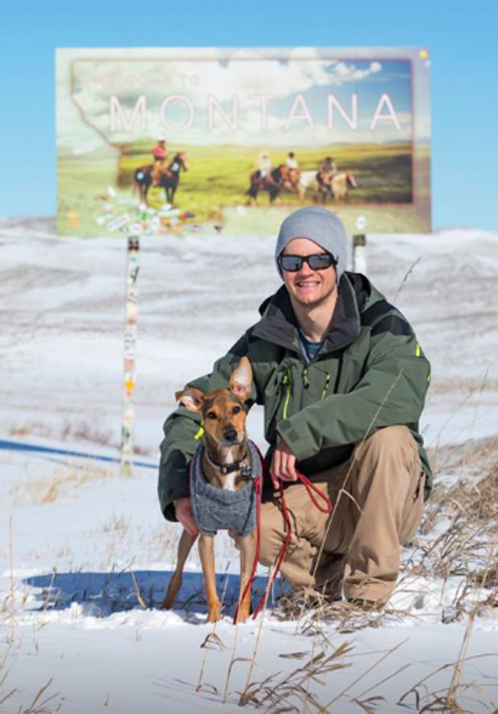 Cane in montagna con un uomo