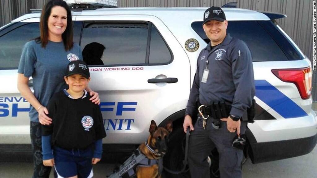 Cane insieme a dei poliziotti