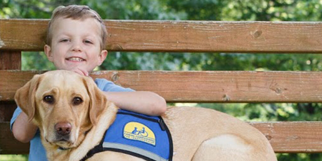 Cane insieme ad un bambino