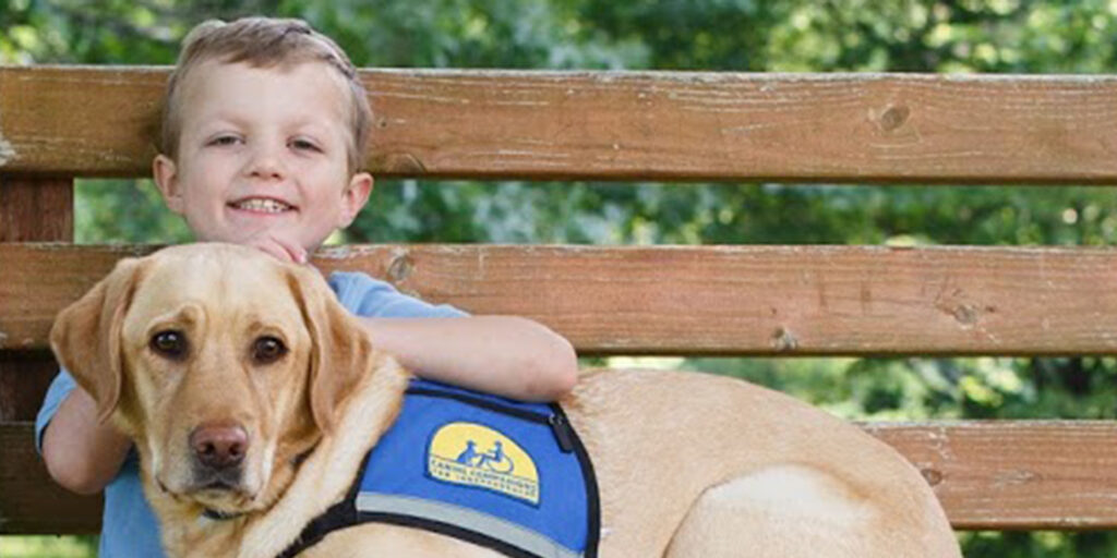 Cane insieme ad un bambino