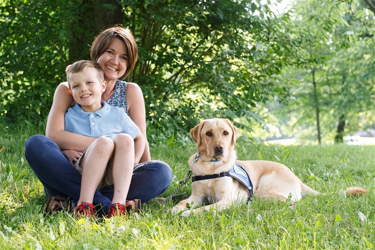 Un cane insieme ad una donna e a suo figlio