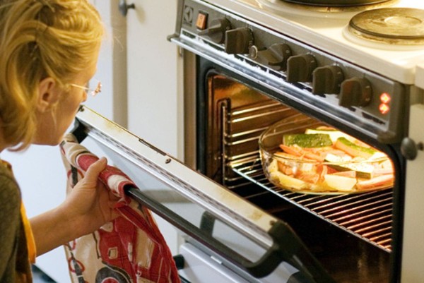 uan donna cucina una torta