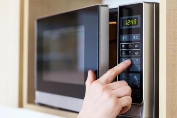 un forno a microonde acceso