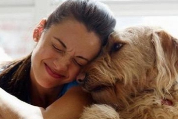 cane e donna si vogliono bene