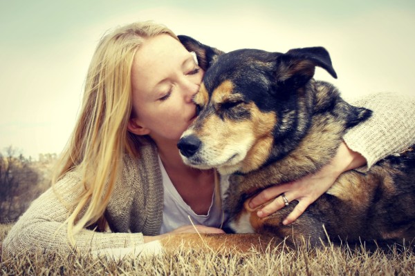 un cane viene abbracciato dalla sua padrona