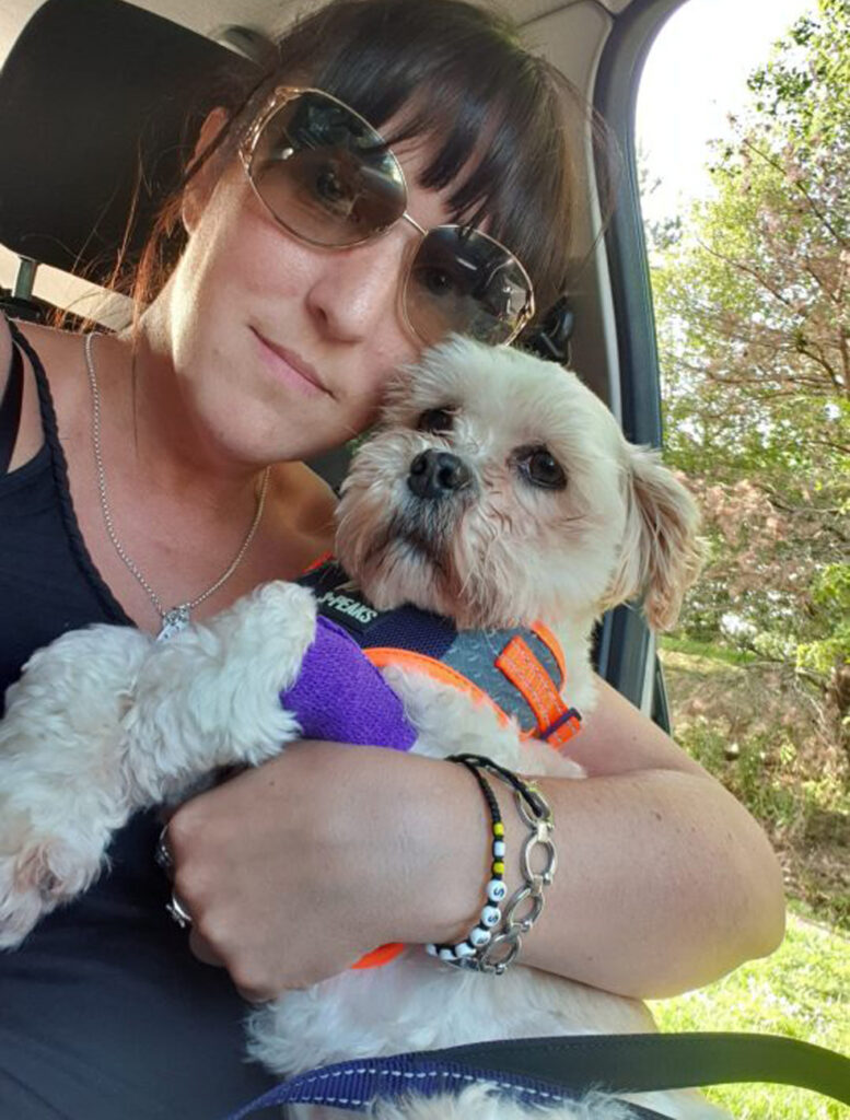 Cane abbracciato alla proprietaria