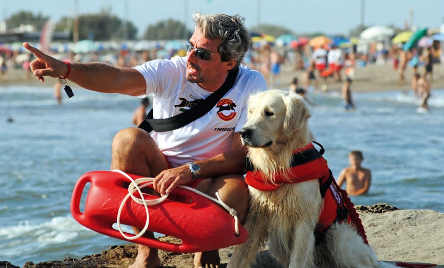 Cane da salvataggio insieme al suo istruttore