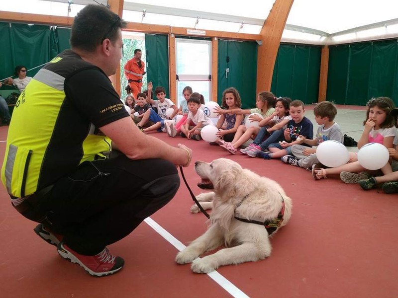 Cane da soccorso con dei bambini