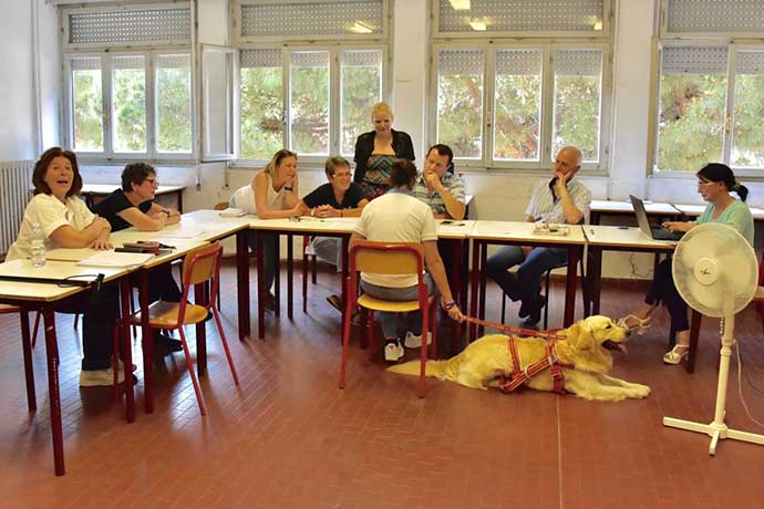 Un cane accompagna una ragazzaa da un'esame