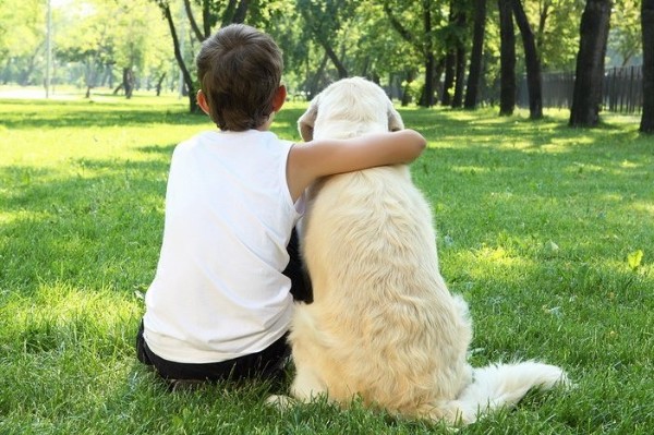 cane abbracciato