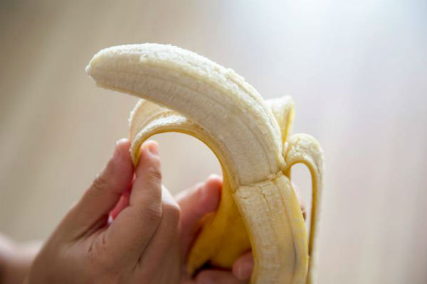 sbucciare una banana