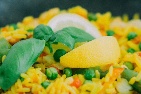 piatto di riso e verdure
