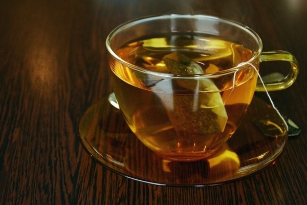 bustina di té in infusione