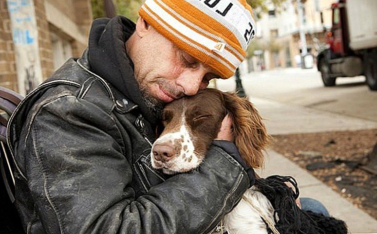 Cane abbracciato ad un senzatetto