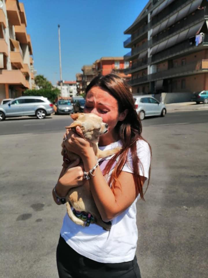 Cane abbracciato ad una ragazza