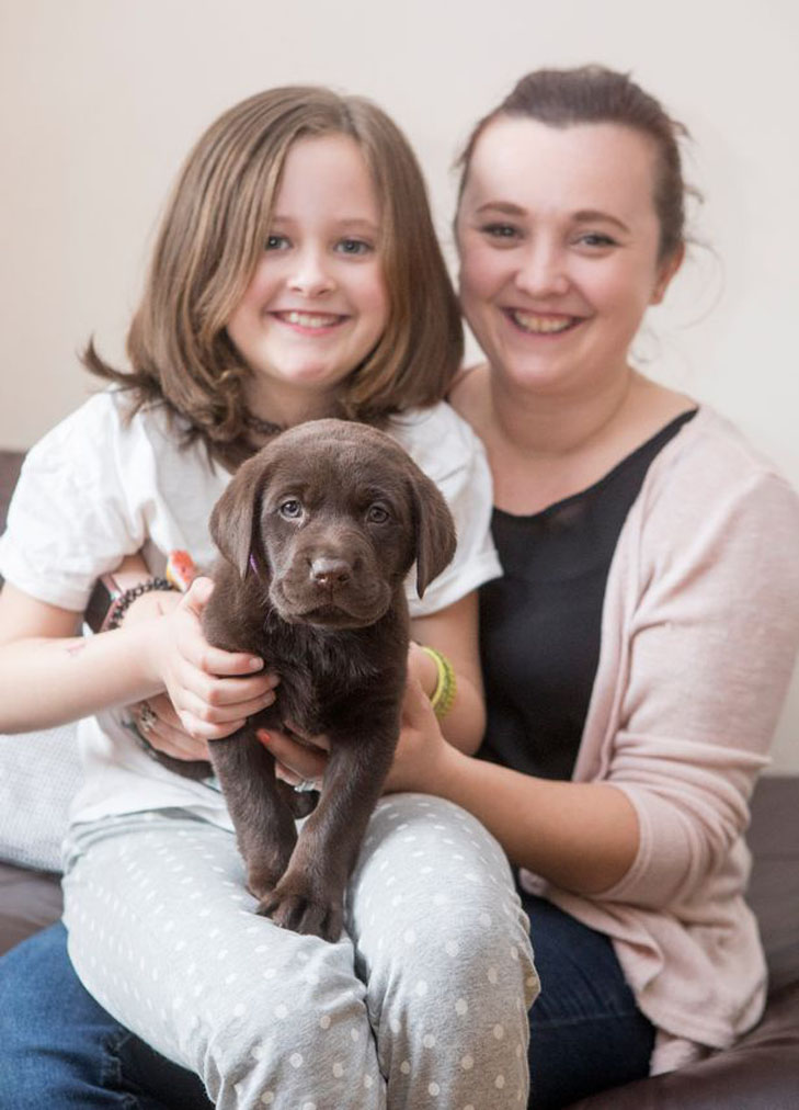 Cucciolo di cane con la sua famiglia