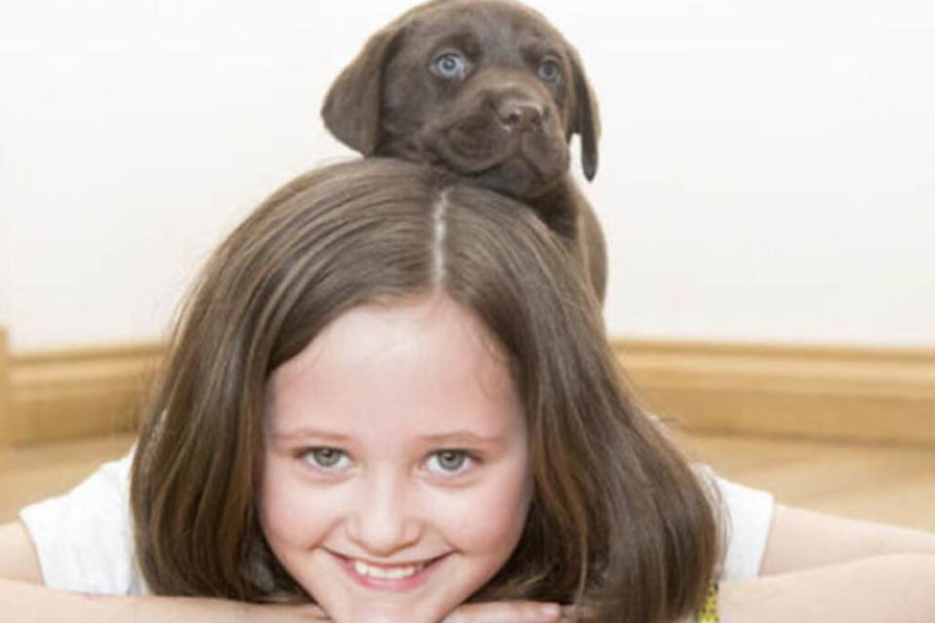 L'amicizia tra un cane e una bmabina autistica